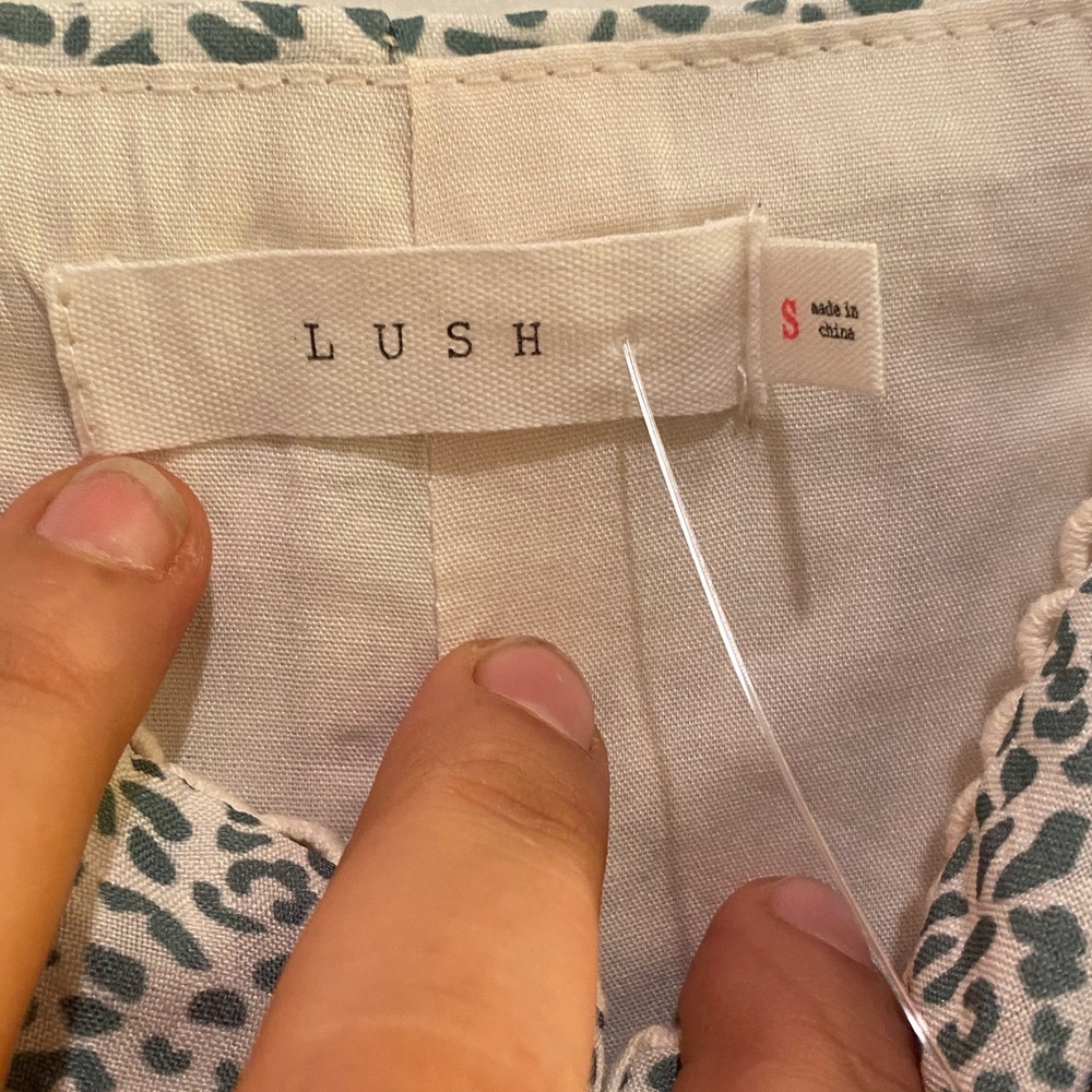 Lush White and Green Patterned Fabric - Picture 2 of 13